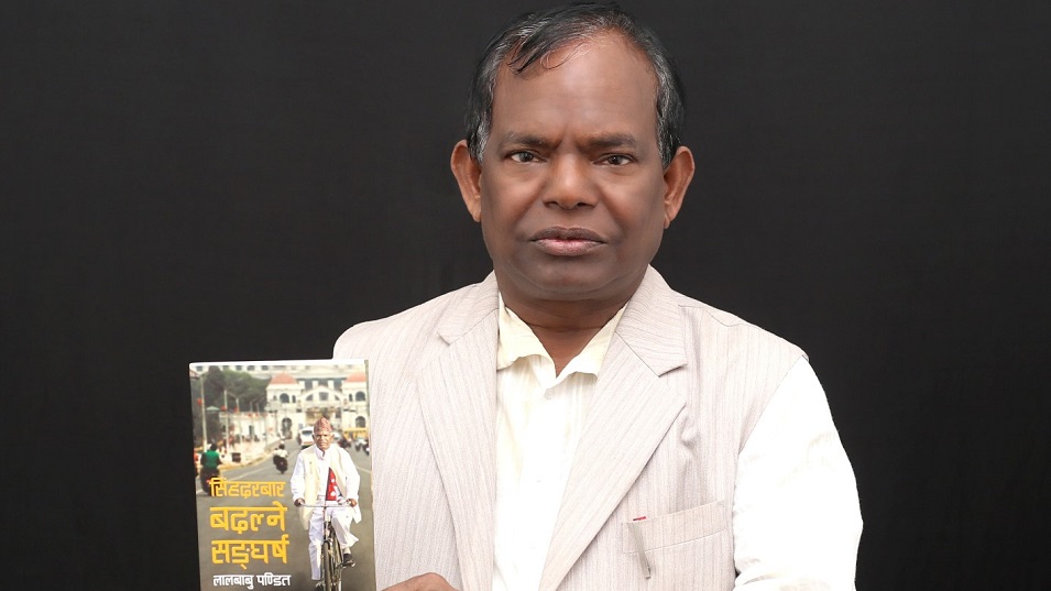 Lal-Babu-Pandit-with-his-autobiography