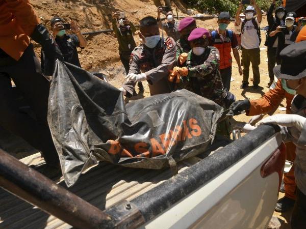 indonesia_gold_mine_collapse