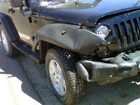 गुडिरहेको जीपमाथि ढुंगा खस्दा तीन यात्रु घाईते