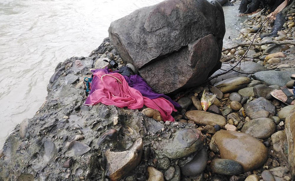 bheri-river-woman-suside_LHBeEHBqRZ