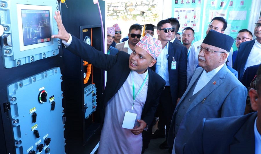 hydrogen-car-refuling