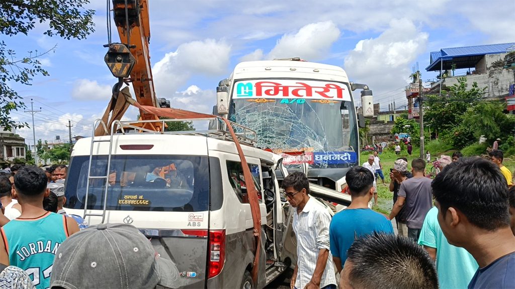 BUs-micro-bus-accident-chitwan