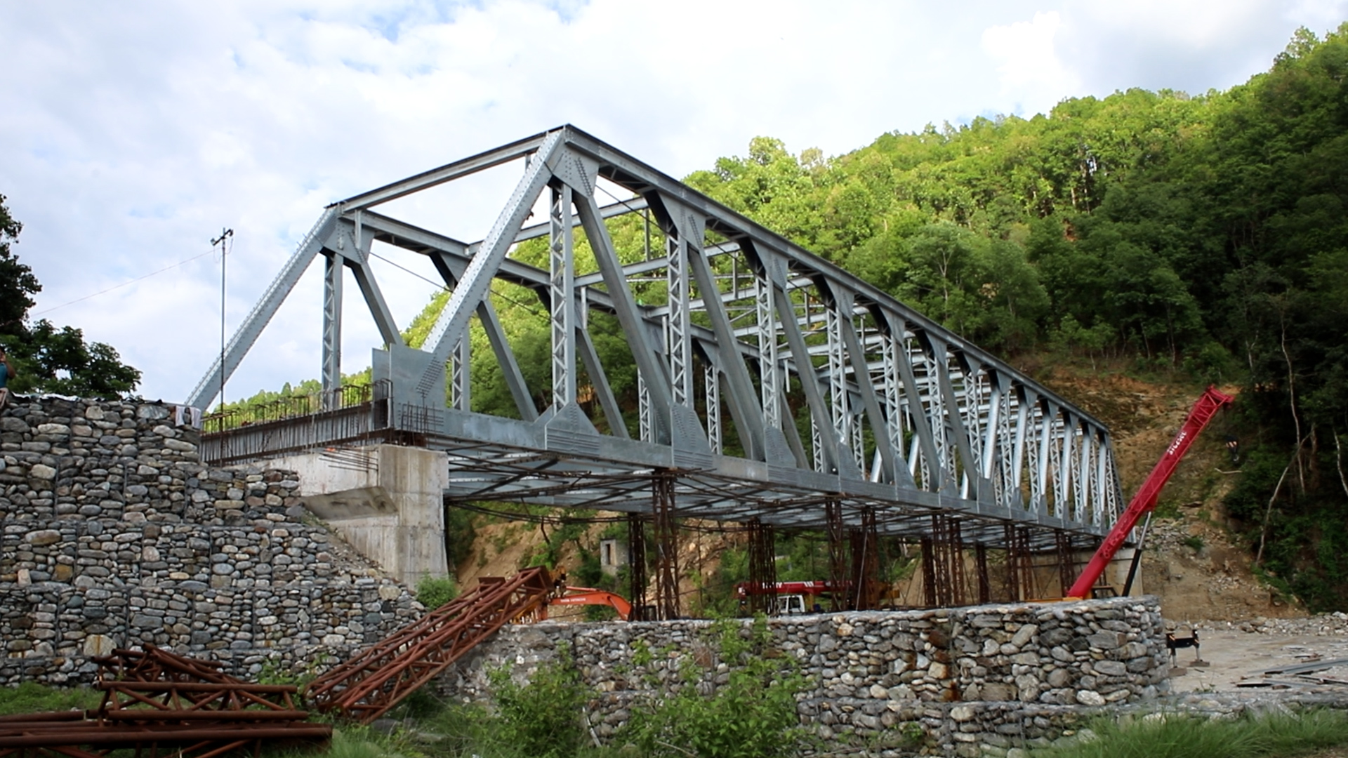 नयाँसाँघुको दरौंदी खोलामा निर्माणाधीन स्टिल ट्रष्ट पुल 