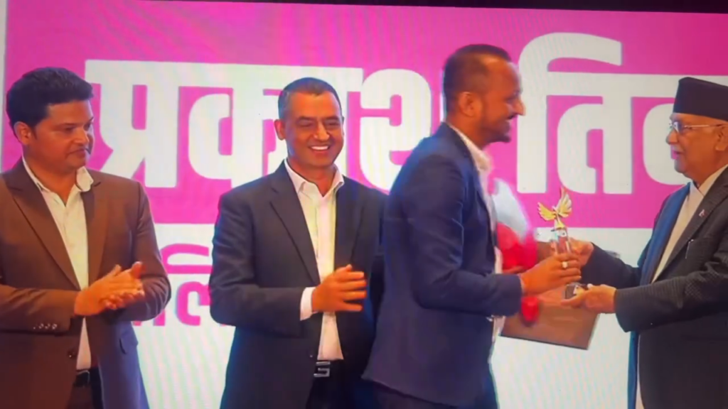 prakash_tiwari-onlinekhabar_award