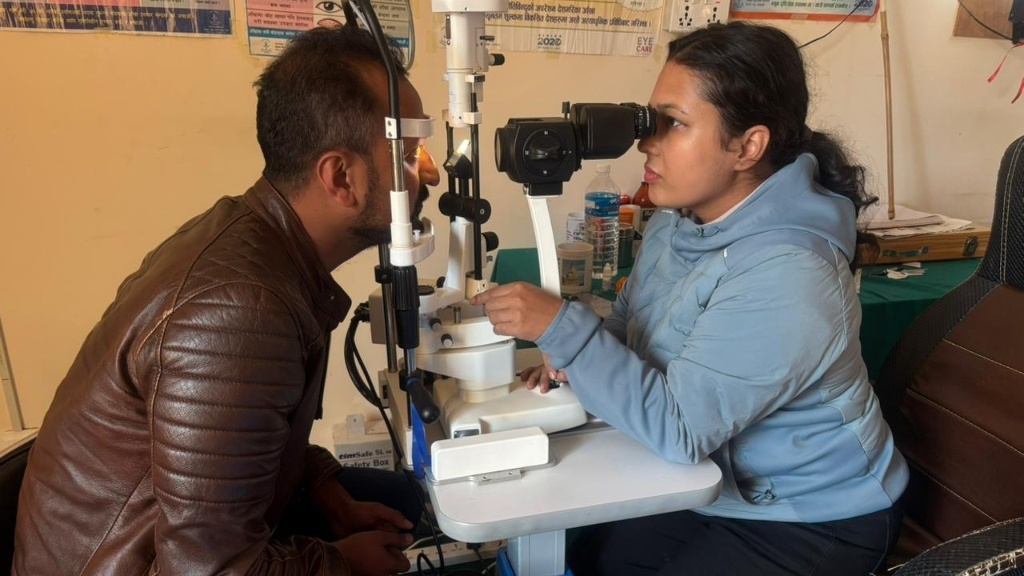 Prakash-tiwari-checking-his-eyes-on-health-camp