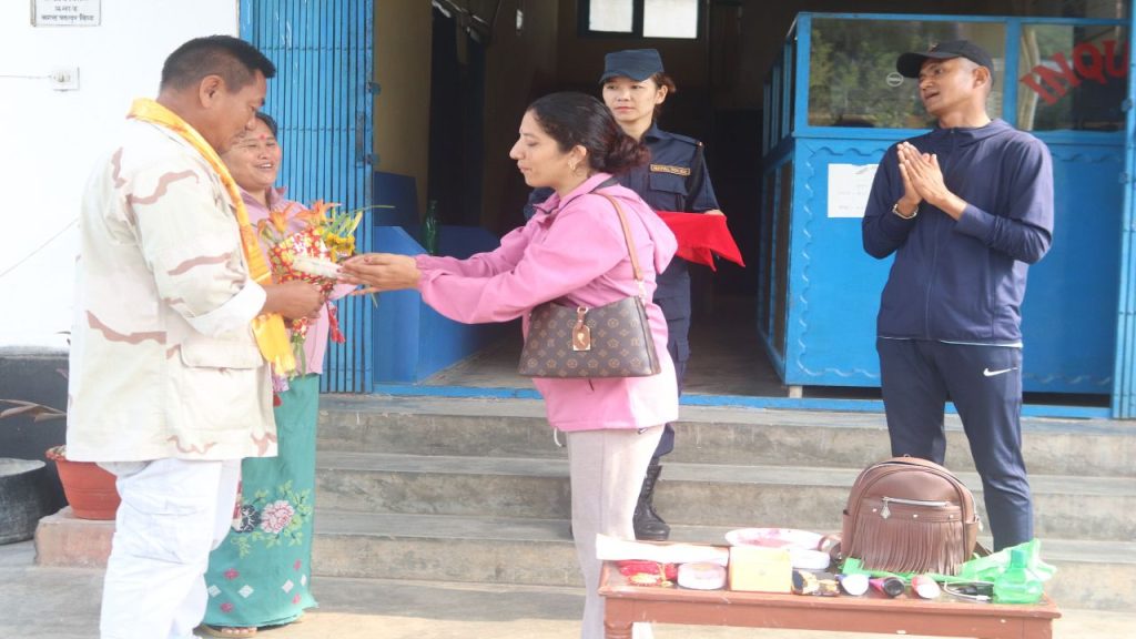 Taxi driver praised for returning bag of gold found on highway