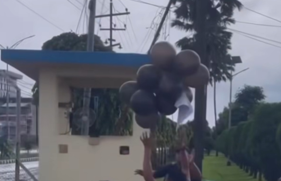 black baloon